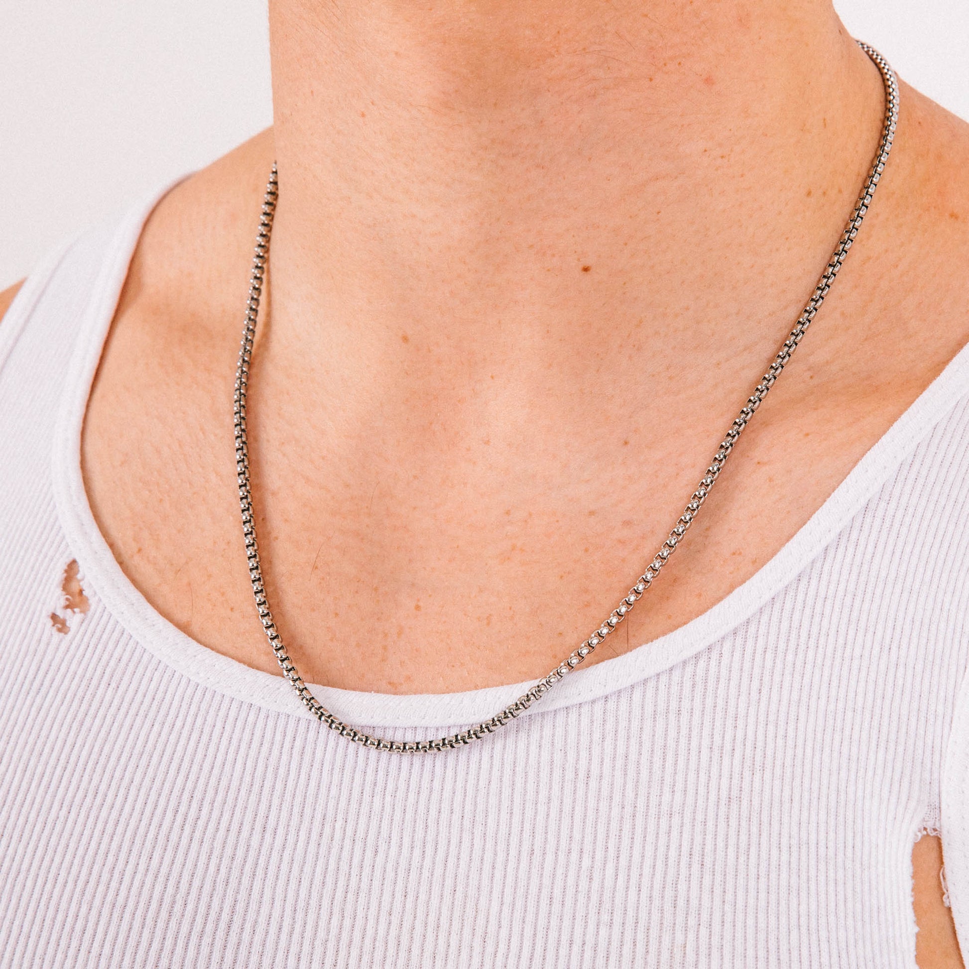 Gridline Chain Necklace Detail